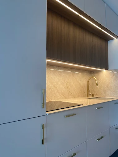 Cuisine moderne avec éclairage LED intégré sous les meubles