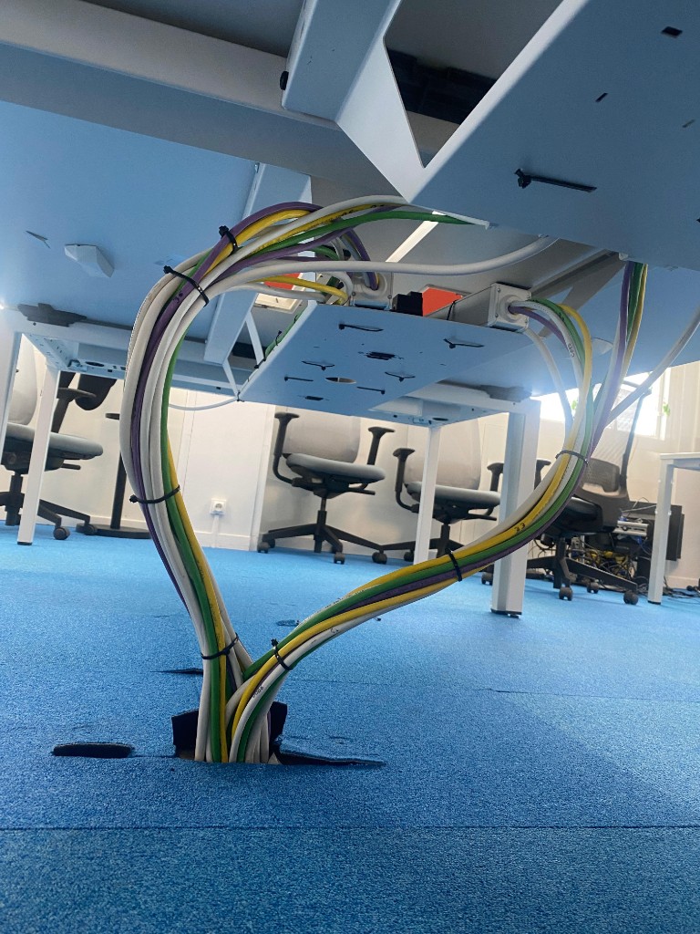 Installation RJ45 et prises de courant pour bureaux en open space