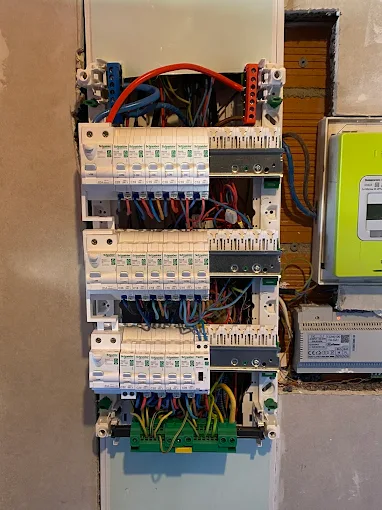 Tableau électrique Schneider Resi9 remis aux normes NF C 15-100